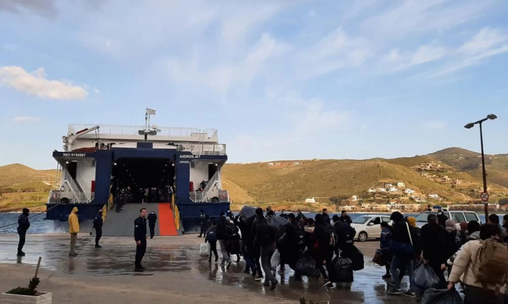 Κέα: Αποχωρούν από το νησί οι "μετανάστες" που διασώθηκαν μετά την προσάραξη πλοίου
